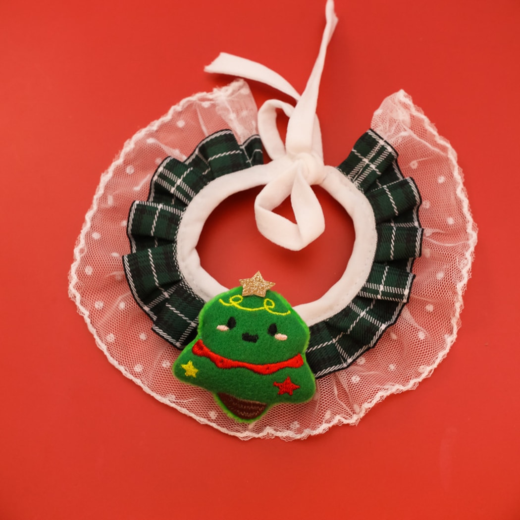 Christmoo - Cartoon Plaid Lace Trim Cat Christmas Collar