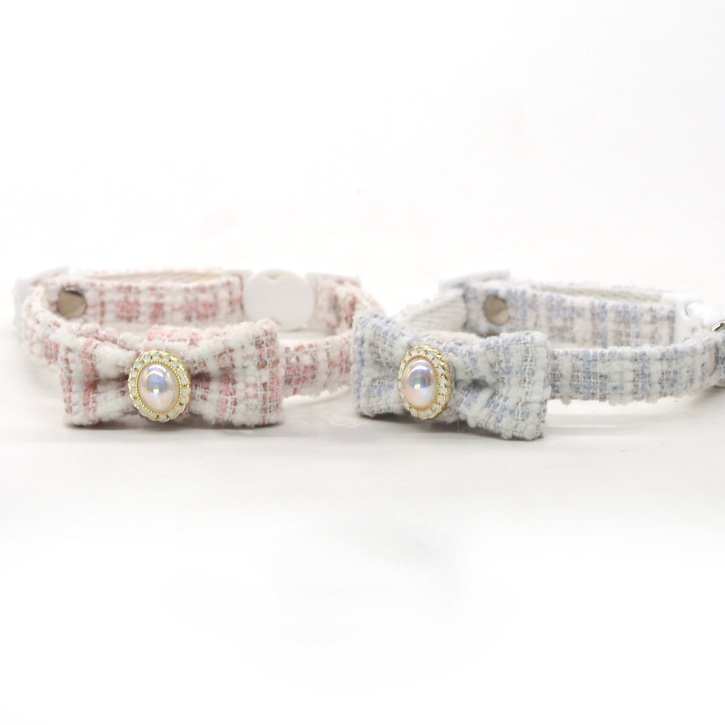 Close-up of Mokka tweed bead bow cat collar with breakaway clasp