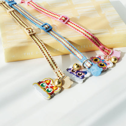 Mokka cat collar with tiger head charm on a dark background