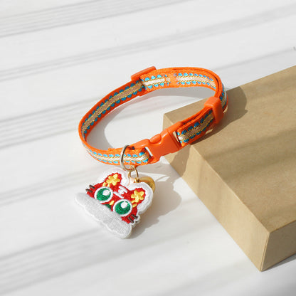 Mokka cat collar with tiger head charm positioned to show profile view