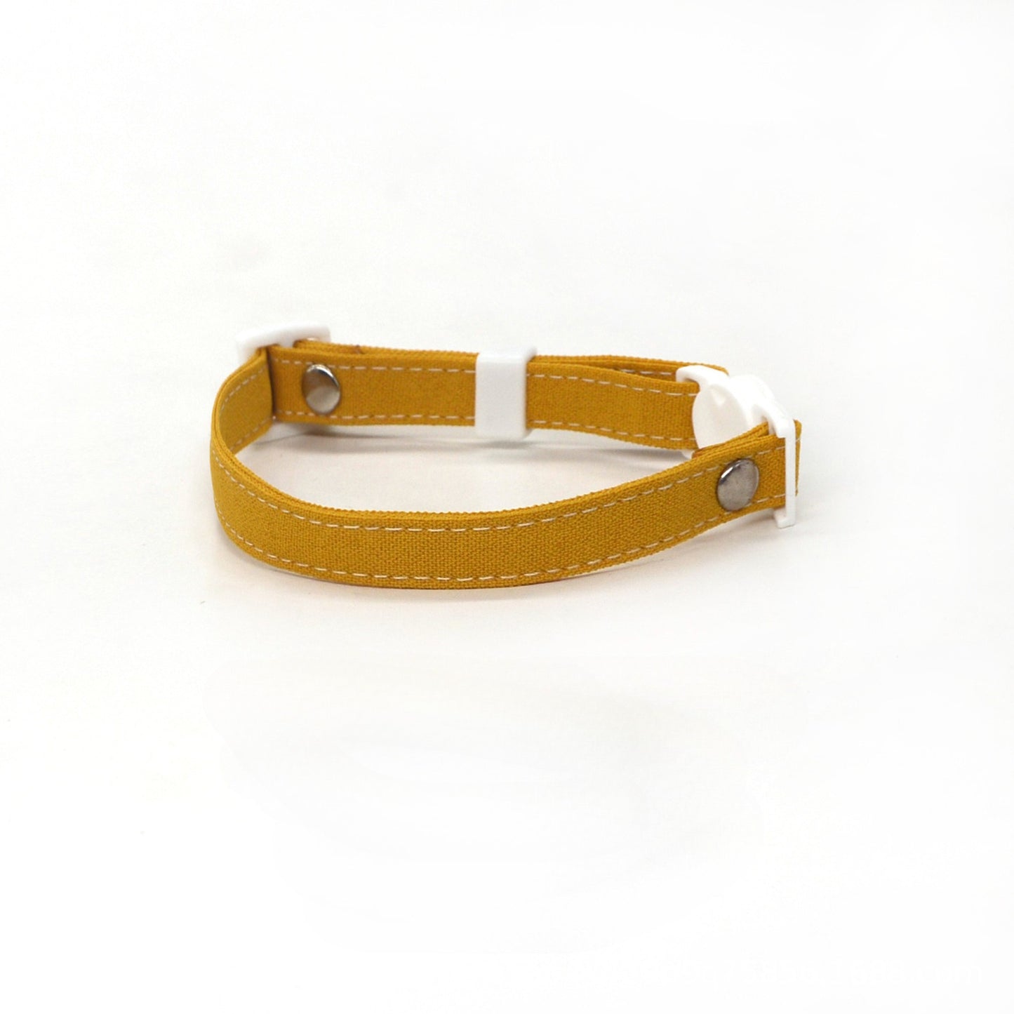 Mokka breakaway collar displayed on white background with metal ring visible