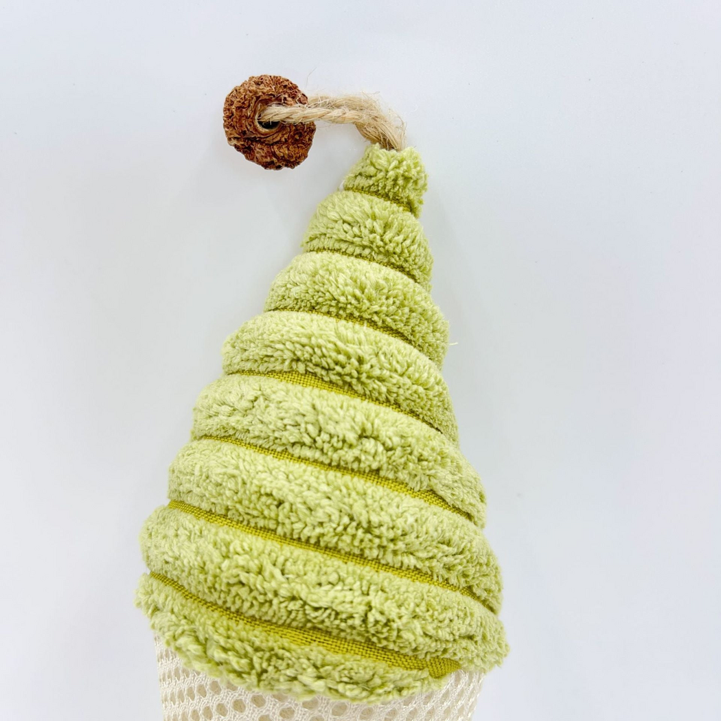 Close-up of the cat toy's green spiral top, twisted cord and brown ring