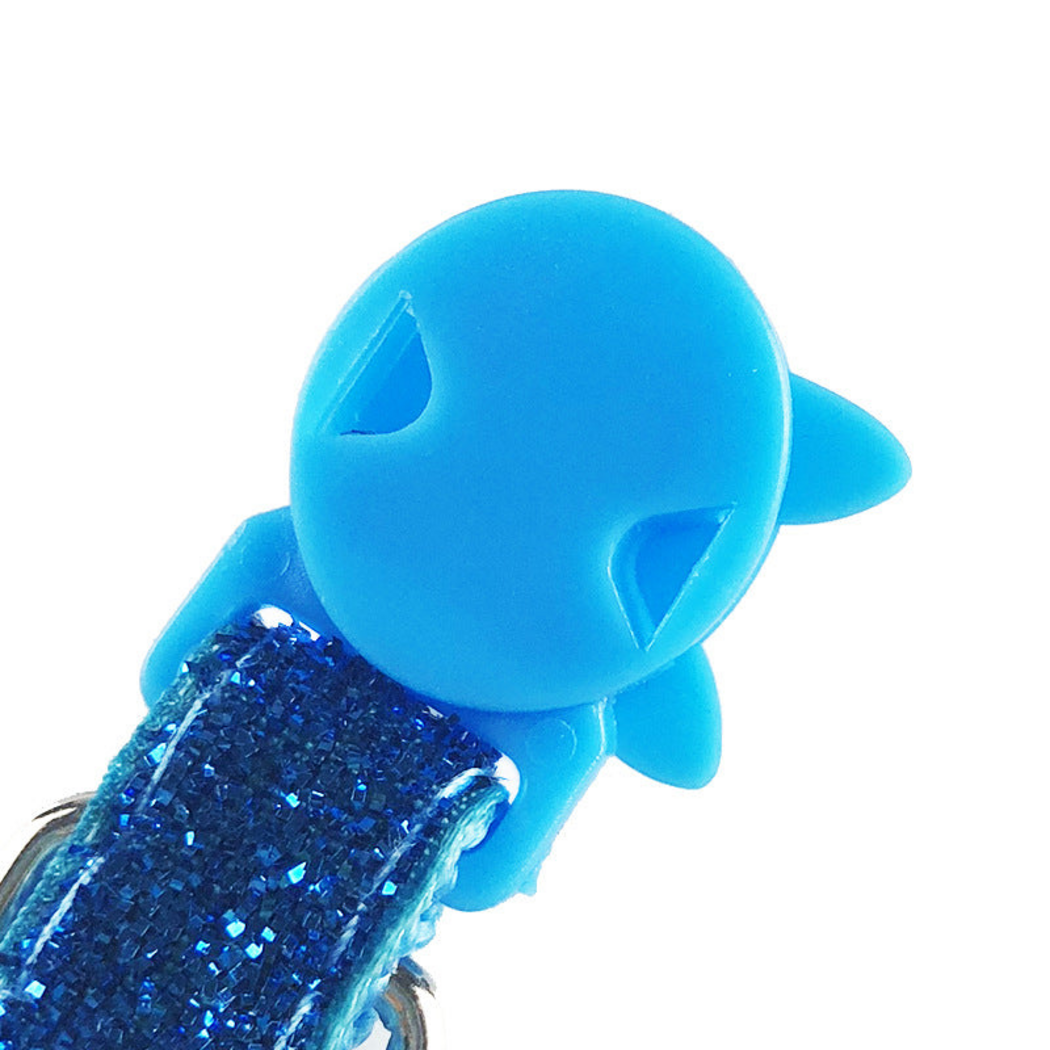 Close-up of the back of the cat-face collar buckle