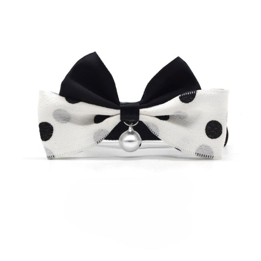 Close-up of Mokka cat collar’s polka dot bow and adjustable buckle