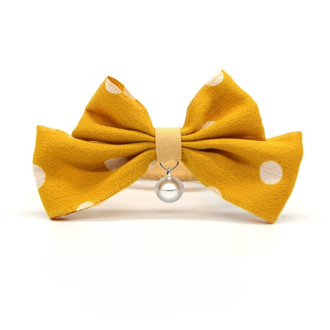 Close-up of pink polka dot bow on Mokka breakaway cat collar