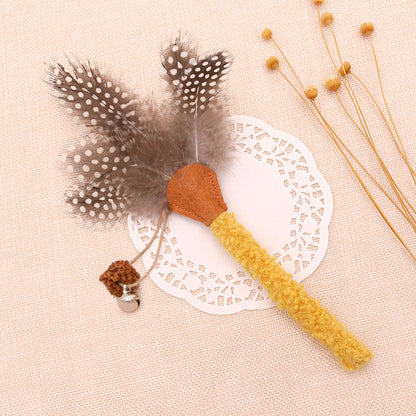 Close-up of feather cat toy from Moo 3 pcs set showing vibrant feather details