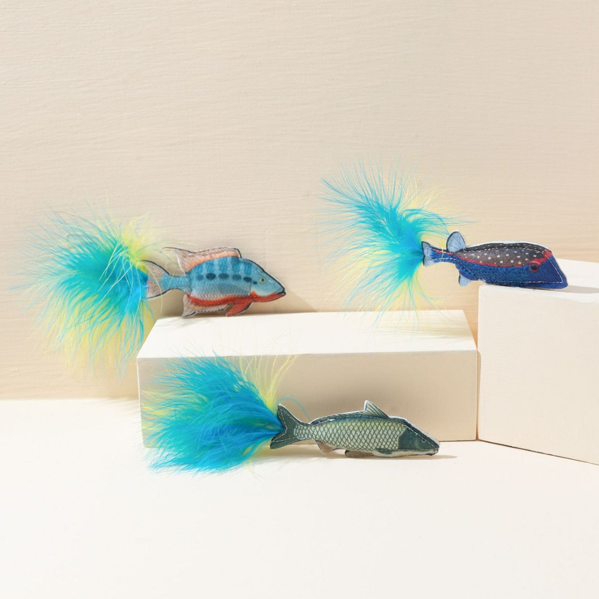 Moo - Feather-Tail fish-shaped cat toy