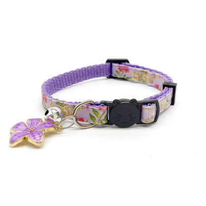 Mokka cat collar with floral design and silver bell on a white background