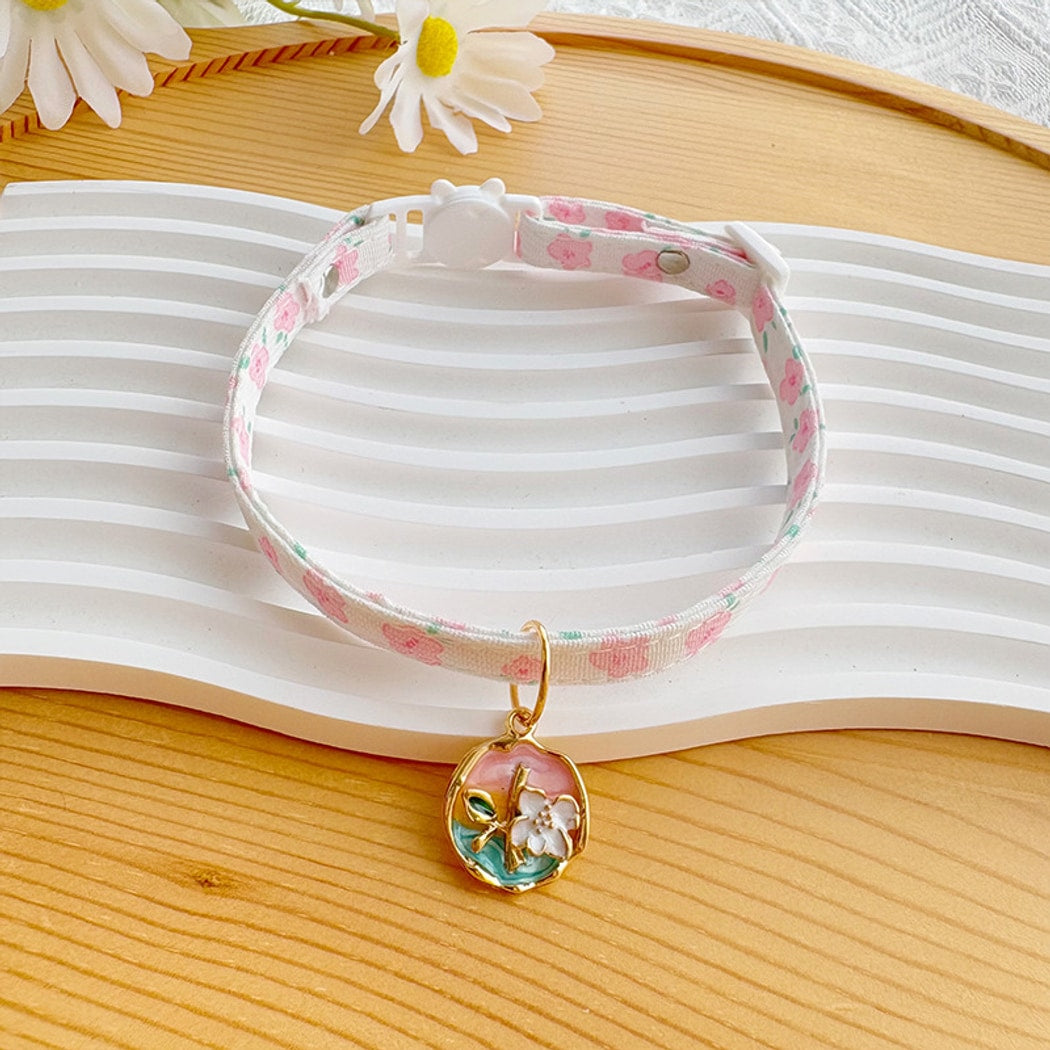Mokka - Adjustable Floral Pendant Cat Collar