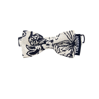 Monochrome bow breakaway cat collar in black and white with adjustable strap