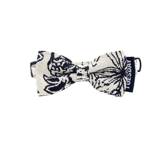 Monochrome bow breakaway cat collar in black and white with adjustable strap