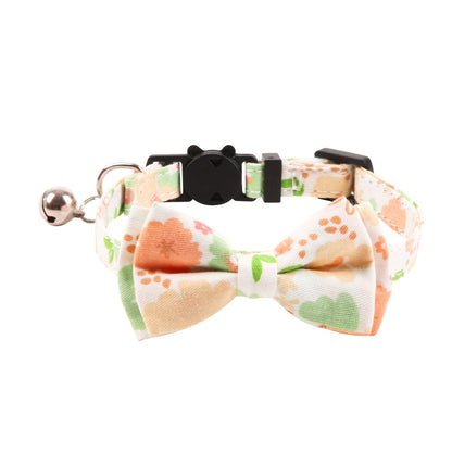 Close-up of floral and gingham bow on Mokka cat collar