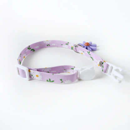 Close-up of the adjustable strap and white cat-face buckle
