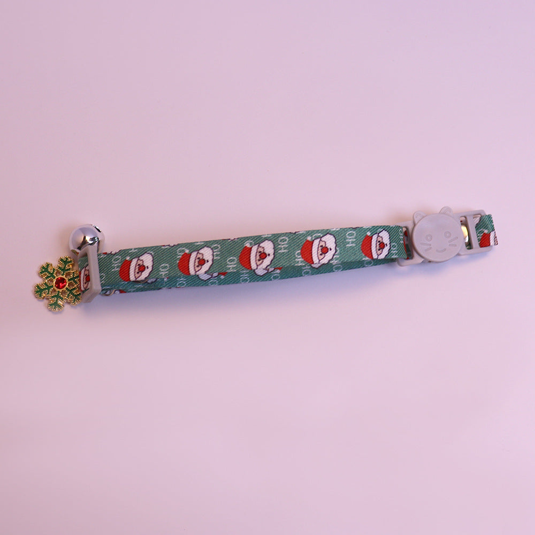 Green Santa-pattern cat collar with cat-face buckle, bell and snowflake charm