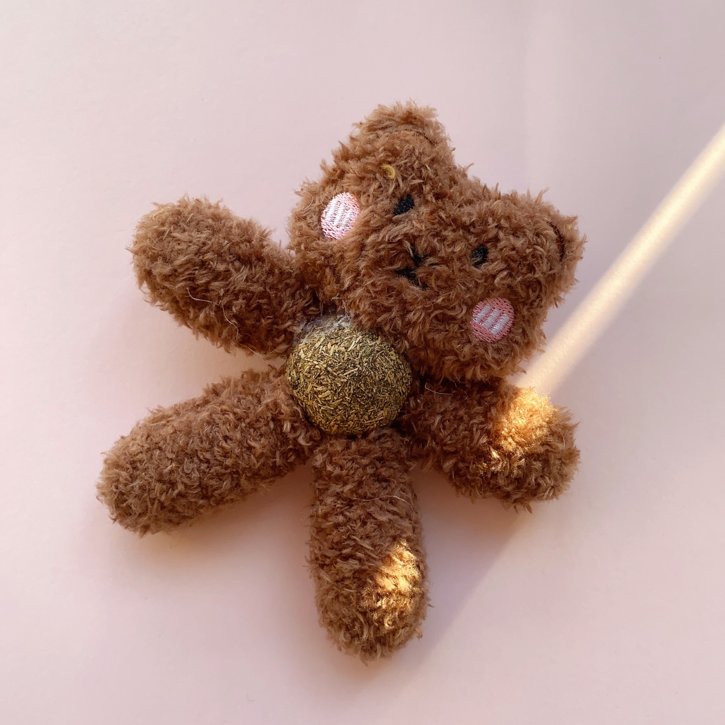 Small Eyes brown bear character cat toy with round center insert