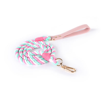 soft stretchy handle on Loofie leash for a comfy grip