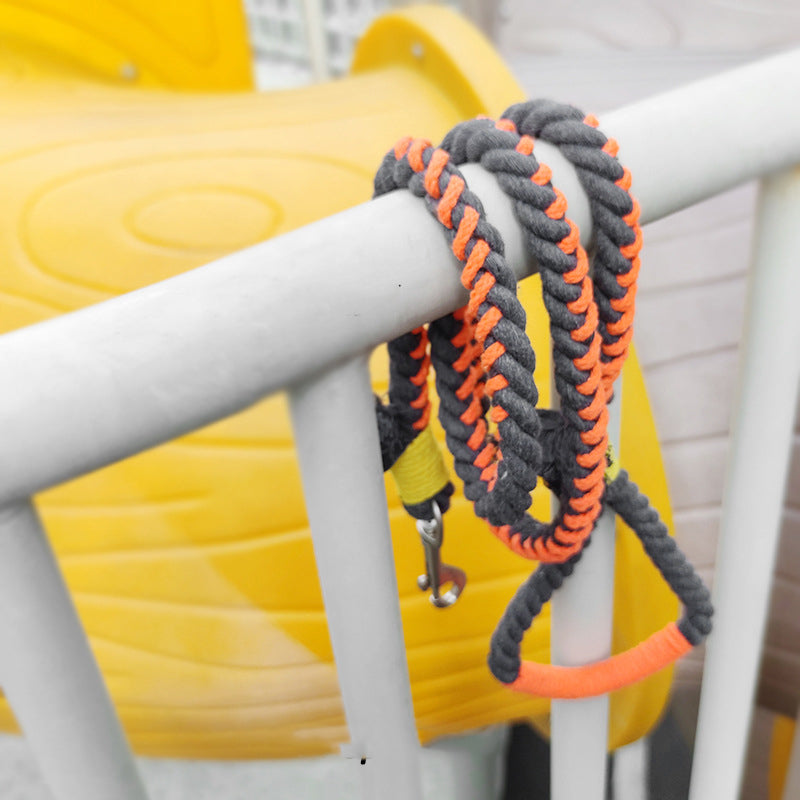 Close-up of the pet-safe recycled material and hand-spliced rope in Loofie Vibrant Dog Lead
