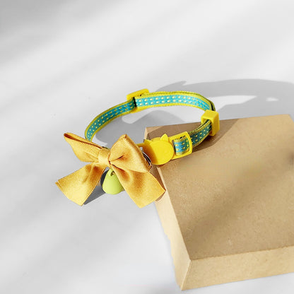 Mokka adjustable cat collar with bowknot and bell in a circular arrangement
